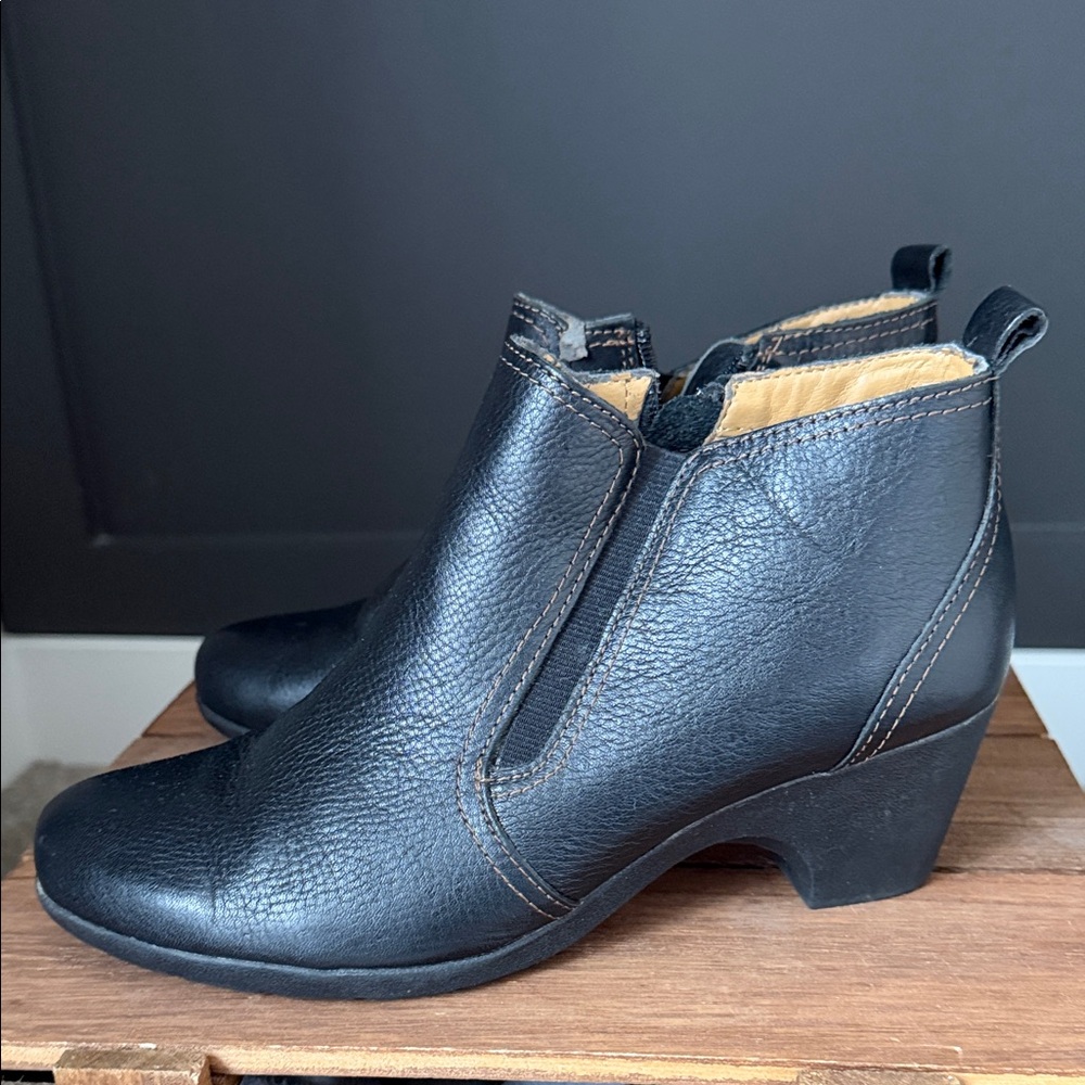 Softspots Black Leather Ankle Booties Women’s size‎ 8.5